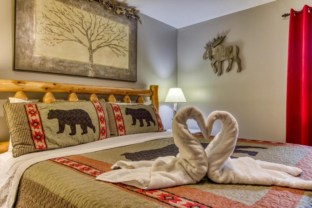 Fun & Games by HoneyBearCabins 2BR/1BA Sleeps 7
